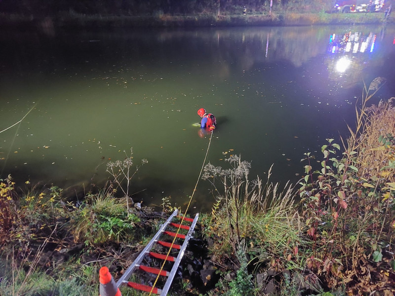Strömungsretter sucht mit dem Aqua Eye nach dem Verunfallten; SEG-Einsatz Uelzen 29.10.2022