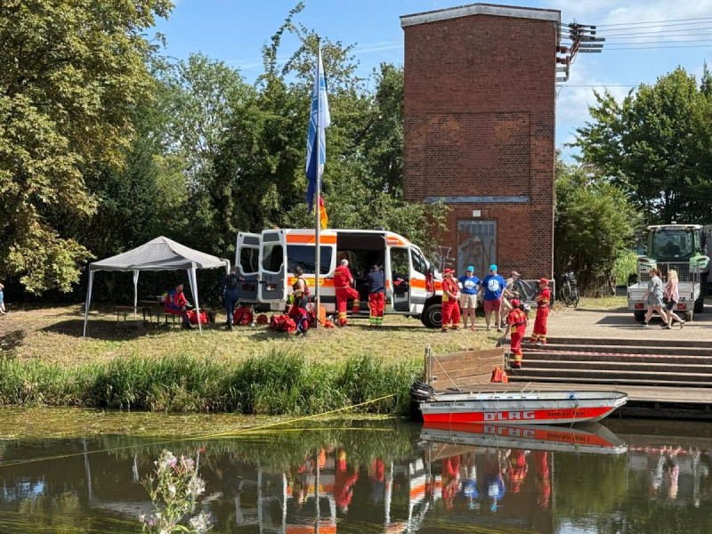 Aufstellung am Ziel des Schweinetrogrennens